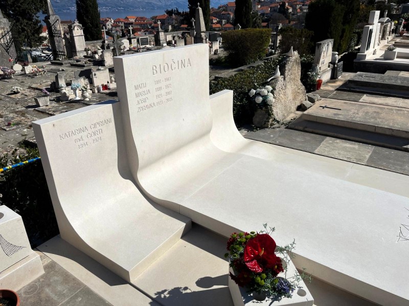 Grobnica obitelji Biočina u Postirama, izrađena od bijelog bračkog kamena